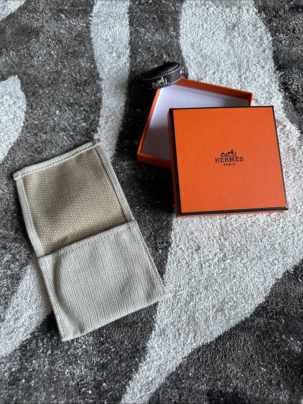 Hermes bracelet pouch, box and  ribbon 3.75” x 3.75” - Picture 2 of 5